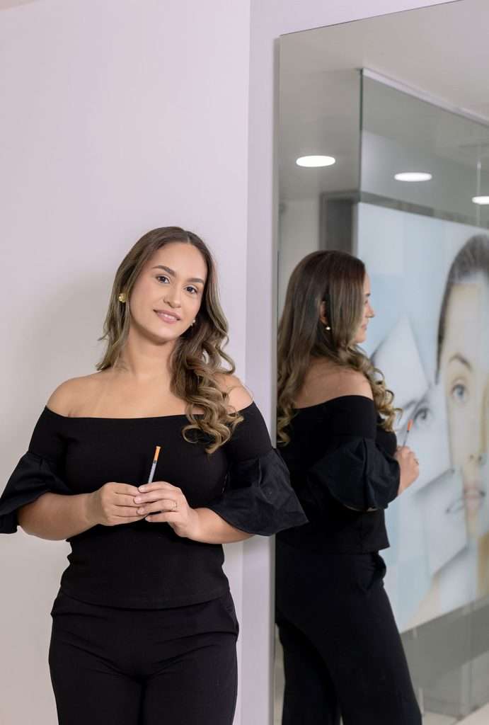 Primer plano de Doctora Karina frente al espejo.