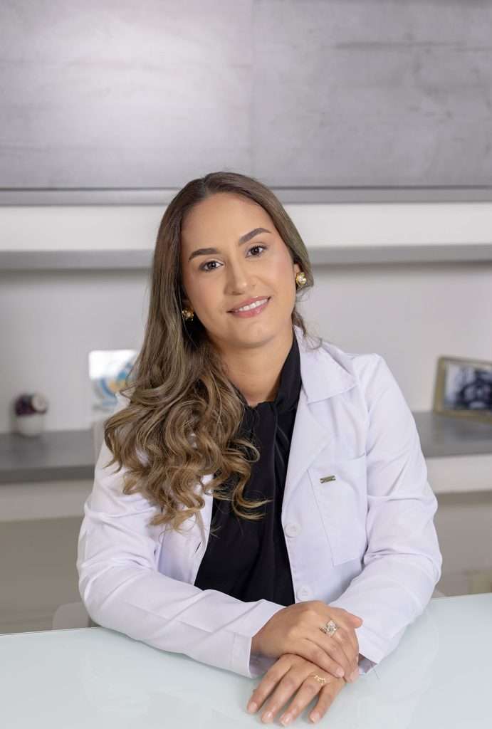 Plano cercano de la Doctora Karina sentada en consulta.