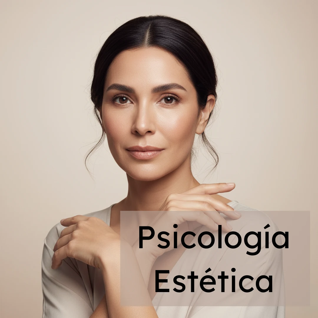 Mujer latina de rostro natural y expresión tranquila sobre fondo beige, utilizada para ilustrar la relación entre estética, autoestima y psicología en tratamientos dermatológicos.