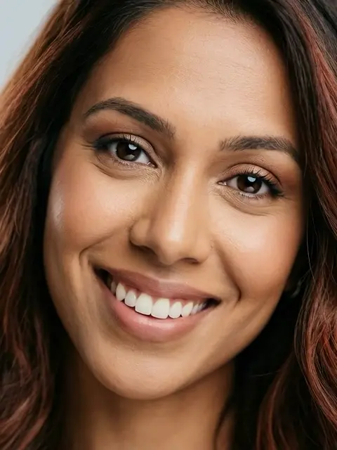Lida 19, Mujer de 30 años de piel caramelo, cabello castaño rojizo y ojos marrones oscuros brillantes, sonrisa cálida.