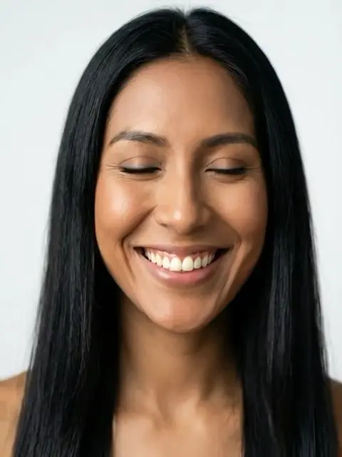 Milena 14, Mujer de 30 años de piel trigueña, cabello negro y ojos marrones oscuros, sonrisa cálida y mirada impactante.
