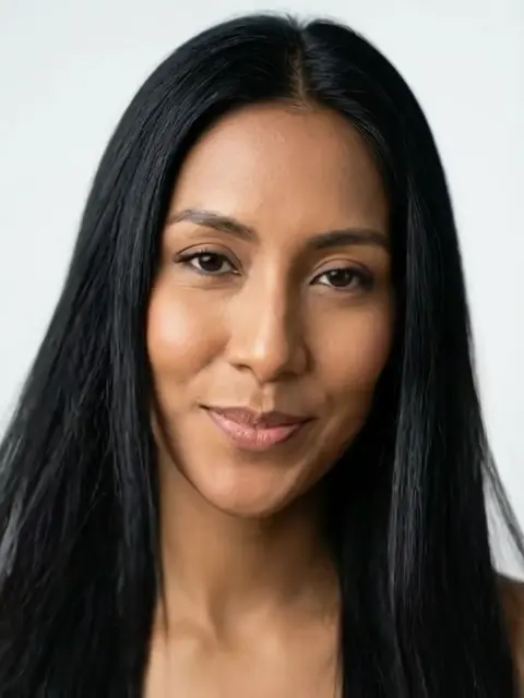 Milena 22, Mujer de 30 años de piel trigueña, cabello negro y ojos marrones oscuros, sonrisa cálida y mirada impactante.