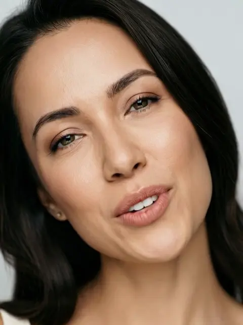 Vanesa 17, Mujer de 30 años con rostro elegante y sonrisa cálida, mirada impactante y ojos grandes, foto profesional de estudio.