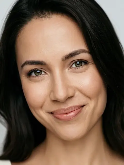 Vanesa 20 de 30 años con rostro elegante y sonrisa cálida, mirada impactante y ojos grandes, foto profesional de estudio.